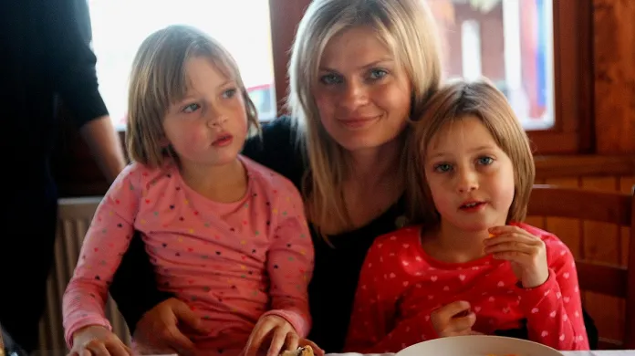 Moderátorka Tereza Stýblová s dcerami, dvojčátky Ester a Sárou