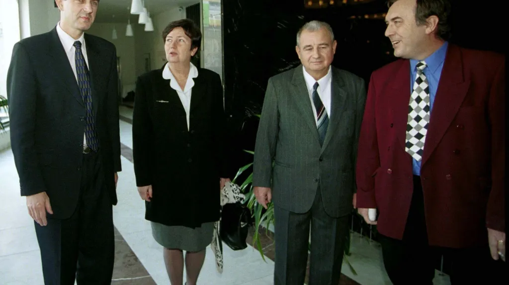 Pavel Podsedník (druhý zprava) na setkání primátorů města Brna v prosinci 1999