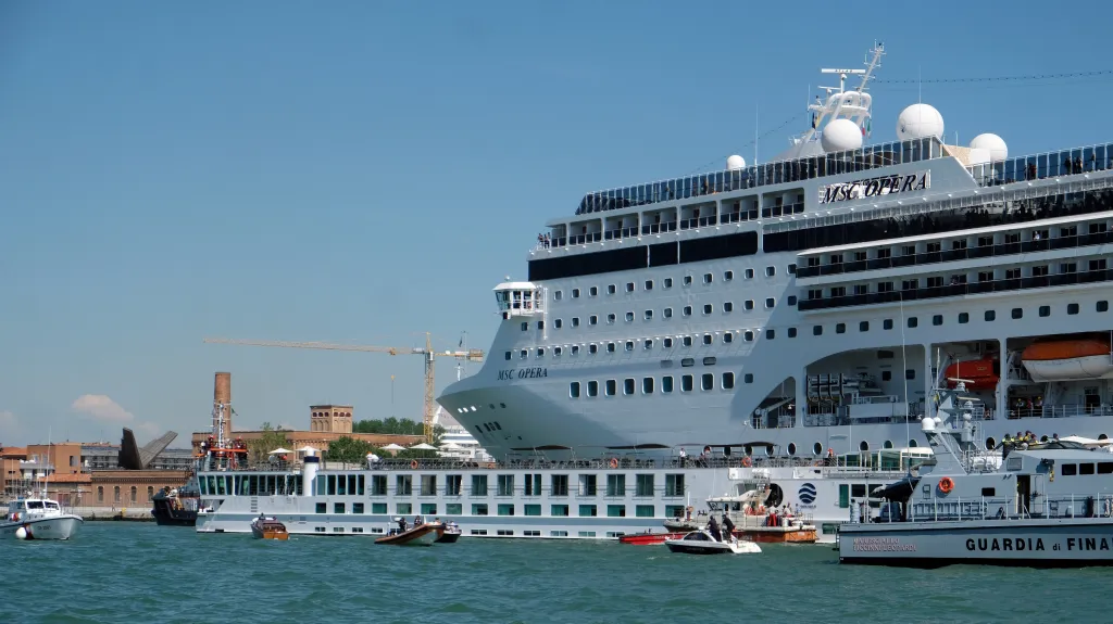 Velká výletní loď v Benátkách narazila do menší turistické lodi