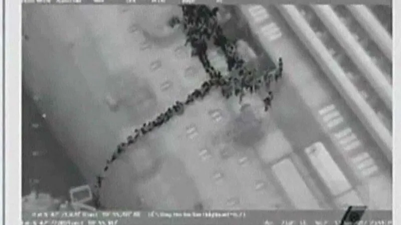 Noční záběry, jak lidé prchají z havarované Concordie