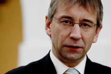 Drábek chce zvýšit platy soudcům a politikům