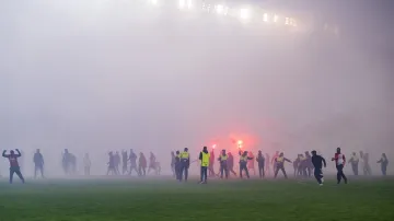 Fanoušci na hrací ploše předčasně ukončili fotbalové derby