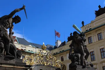 Zemanův prezidentský mandát završí stažení standarty a uzavření hradní brány