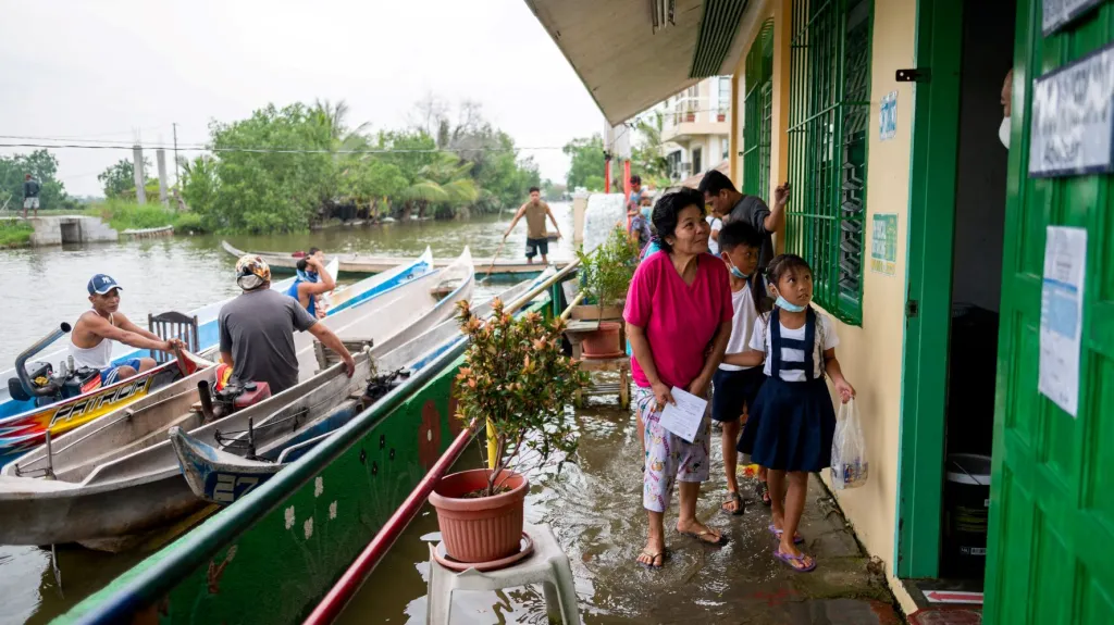 Žáci základní školy v provincii Pampanga se vrátili po dvou letech do lavic navzdory záplavám