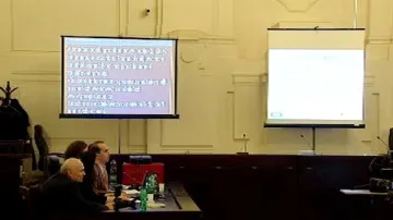 Speciální pomůcka pro neslyšící v soudní síni