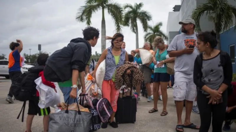 Lidé se shlukují před stadionem v Esteru