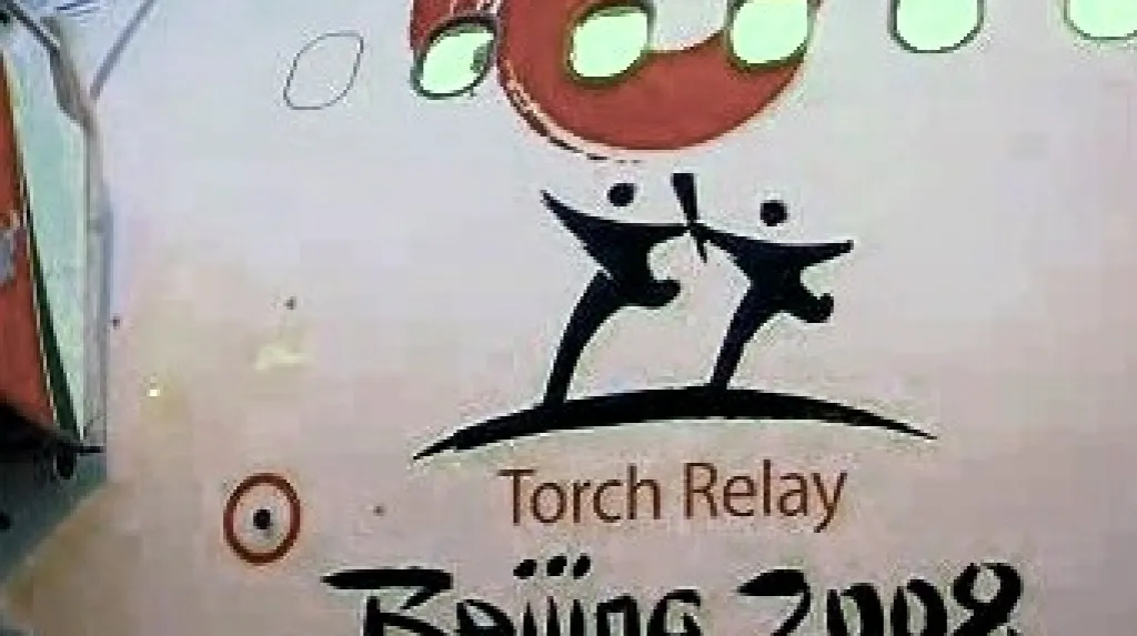 Logo na letadle s olympijskou pochodní