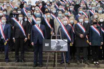 Samuel Paty dostane nejvyšší státní vyznamenání, Macron slíbil ráznější postup proti radikálnímu islámu