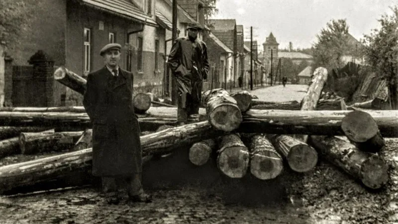 Zátaras na příjezdové silnici v Mnichovicích