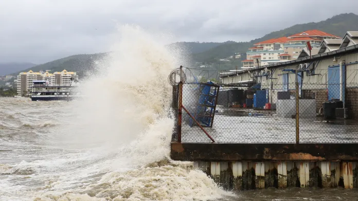 Vlny narážejí do mola po příchodu hurikánu Beryl v Port of Spain v Trinidadu a Tobagu