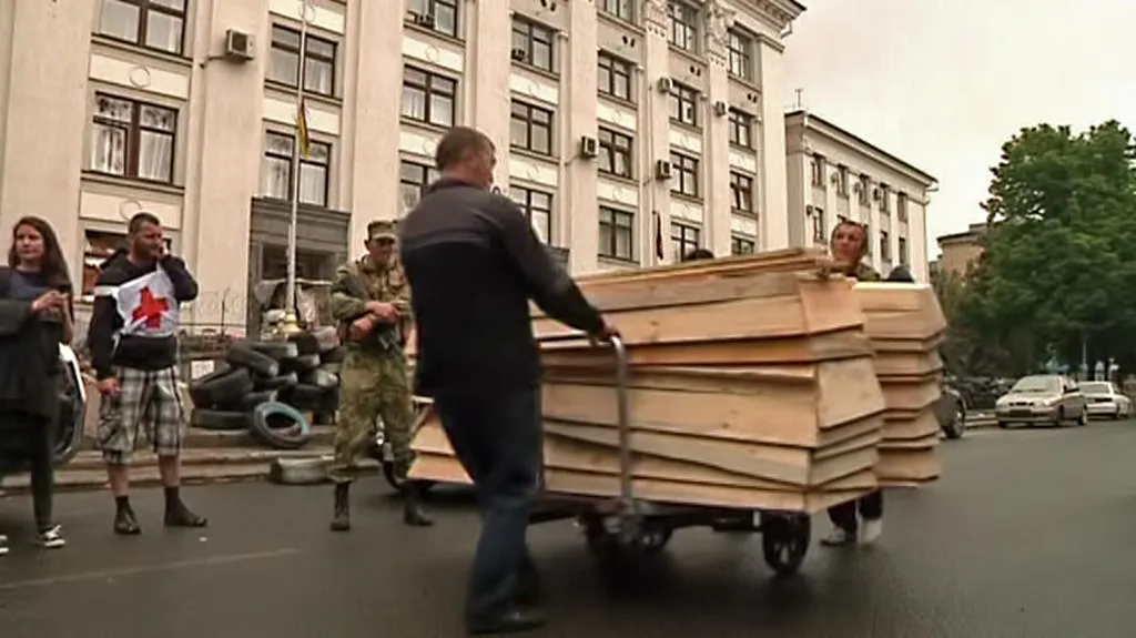 Rakve pro oběti bojů na Ukrajině