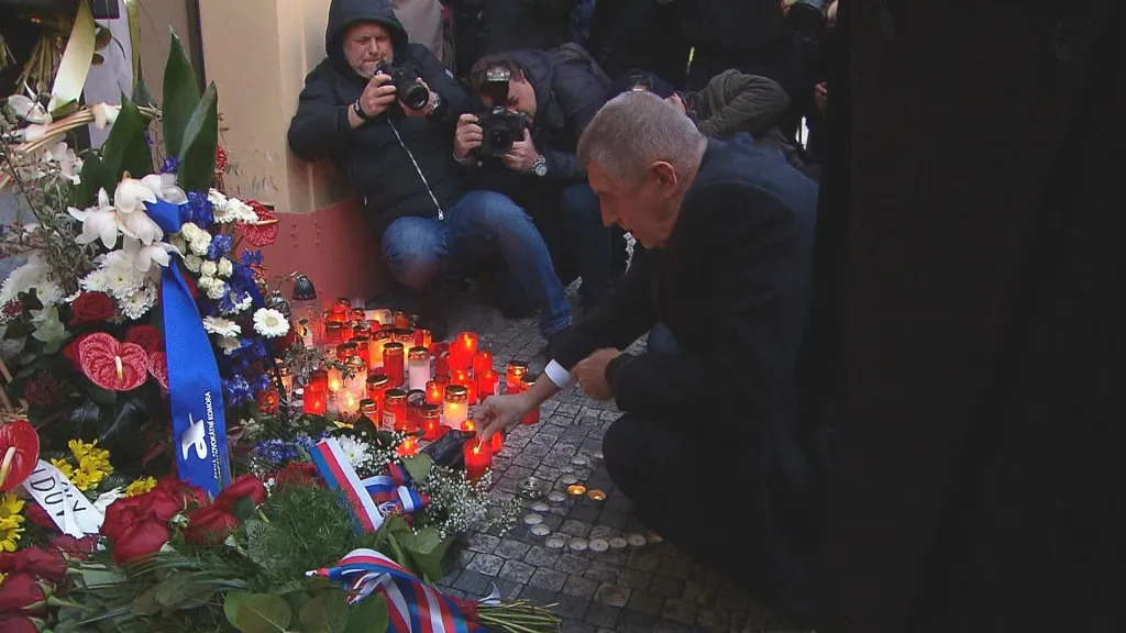 Andrej Babiš (ANO) zapálil svíčku u památníku na Národní třídě v Praze
