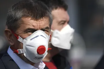 Babiš nechce prodlužovat nouzový stav. Podle Hamáčka se stát začne chystat na konec mimořádných opatření