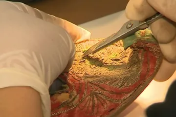 Stovky párů historické obuvi opravují zlínští restaurátoři