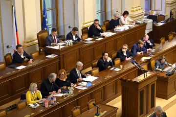 Poslanci navrhli přesuny peněz v rozpočtu téměř za 240 miliard korun