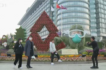 V Číně přibývají pouze desítky nakažených, ostražitost však nepolevuje