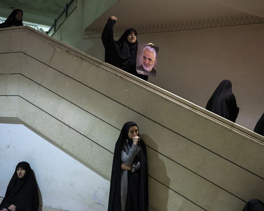 Třetí místo v sekci Hlavní zprávy: Newsha Tavakolian se snímkem Ceremony to Mourn Qasem Soleimani in Tehran (Truchlení za Kásima Sulejmáního v Teheránu)
