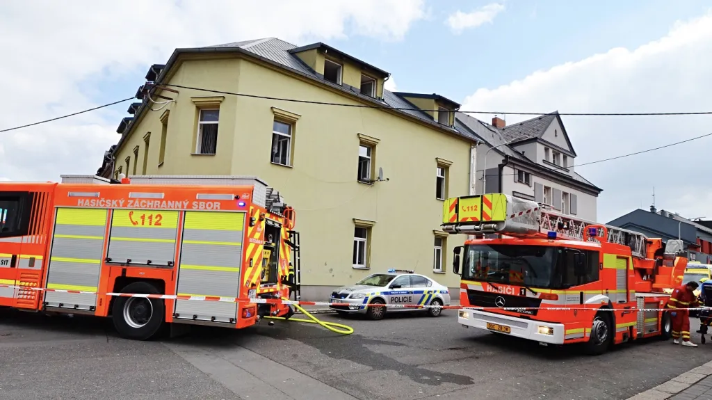 Při požáru v domě v Ostravě se zranilo devět lidí