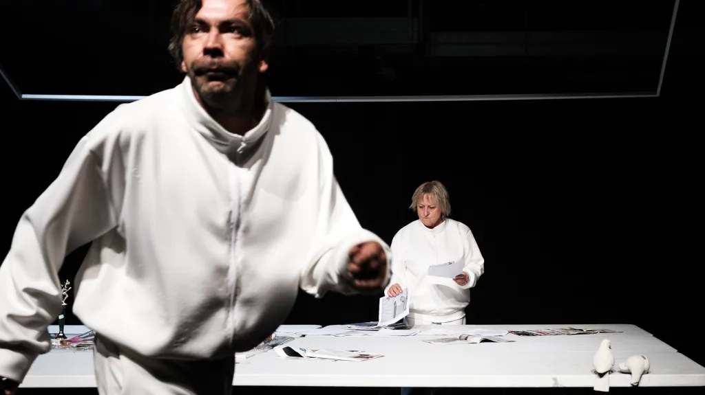 Po tvých hrobech šlapu