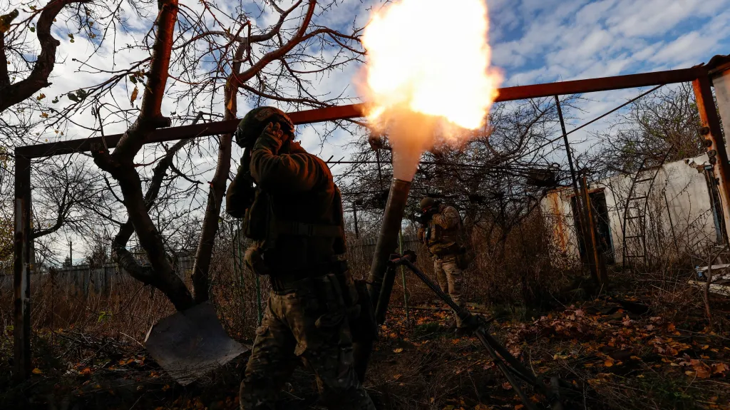 Ukrajinští vojáci pálí z minometu