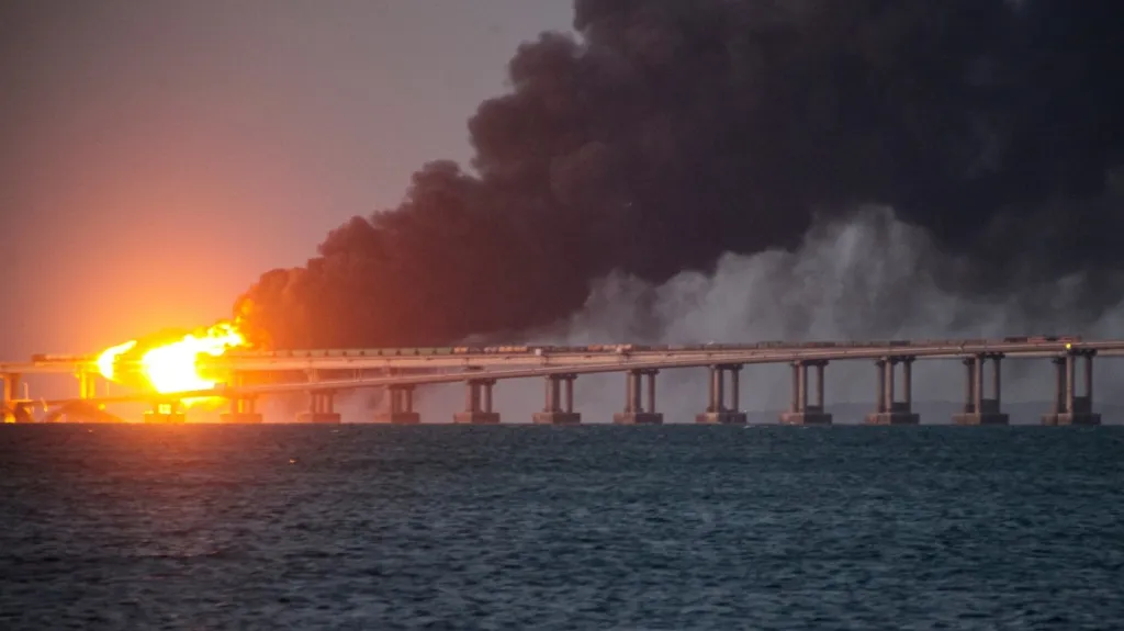 Plameny a kouř stoupají z Krymského mostu, 8. října 2022