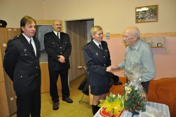 Stopětiletý Karel Kašpárek pohlíží na dnešní svět s nadhledem