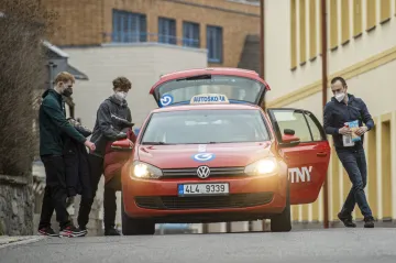 Zájemce o řidičák čekají nové otázky, zaměří se na konkrétní situace v provozu