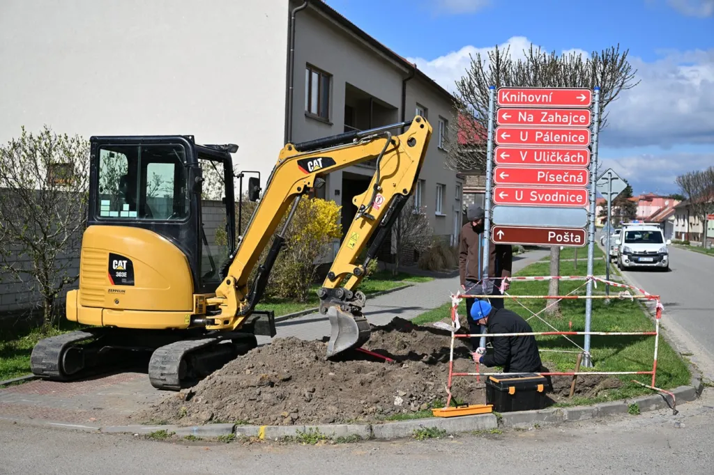 Obec Hrušky demontuje provizorní elektrické vedení