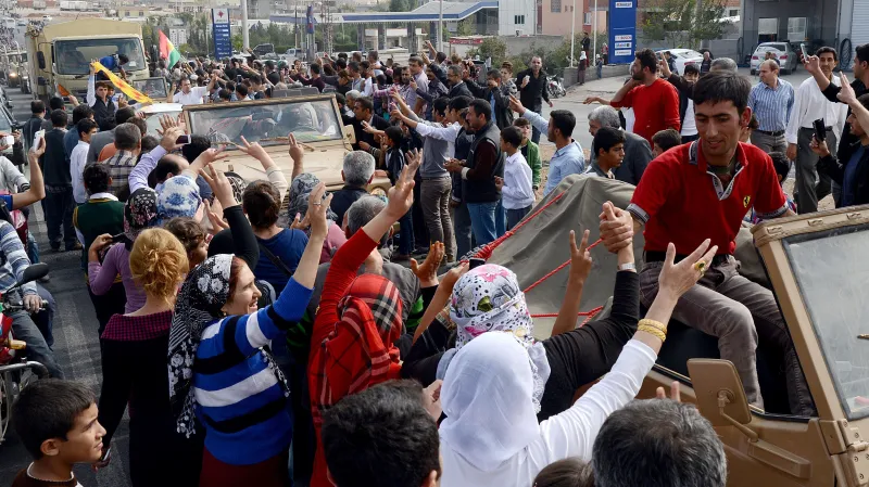 Kolona pešmergů při průjezdu územím obývaným tureckými Kurdy