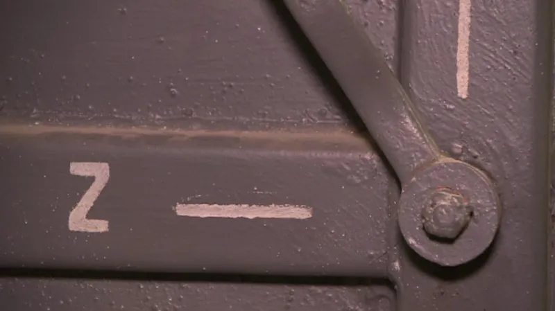 Dveře do podzemního bunkru