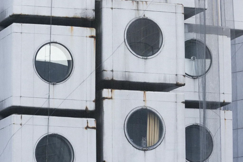 Maeda řekl, že stoupenci záchrany chtěli vybrat dvě až tři miliardy jenů (358 až 531 milionů korun) na obnovu stavby a odstranění azbestových prvků, avšak tuto snahu zmařila epidemie covidu-19