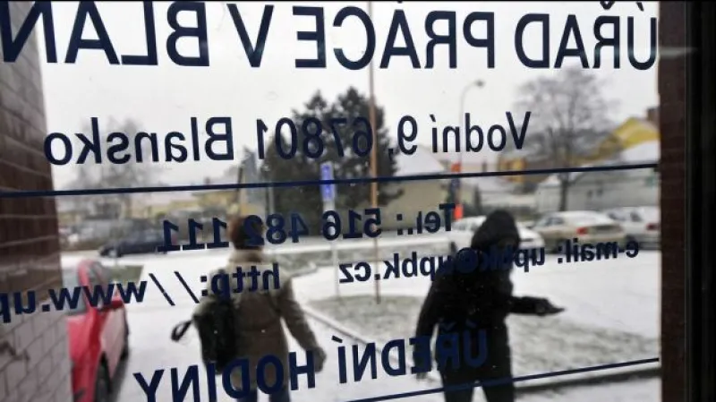 Počet lidí bez práce mírně klesl