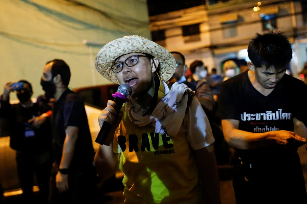 Demonstranti v Thajsku žádají odstoupení vlády, rozpuštění parlamentu a vyhlášení nových voleb