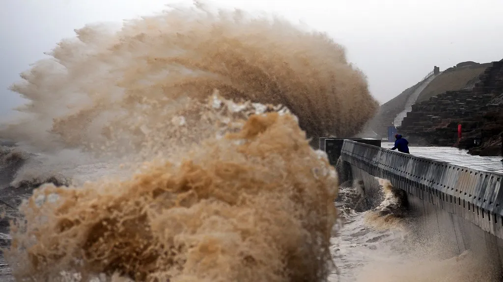 Británii sužují záplavy a vlnobití