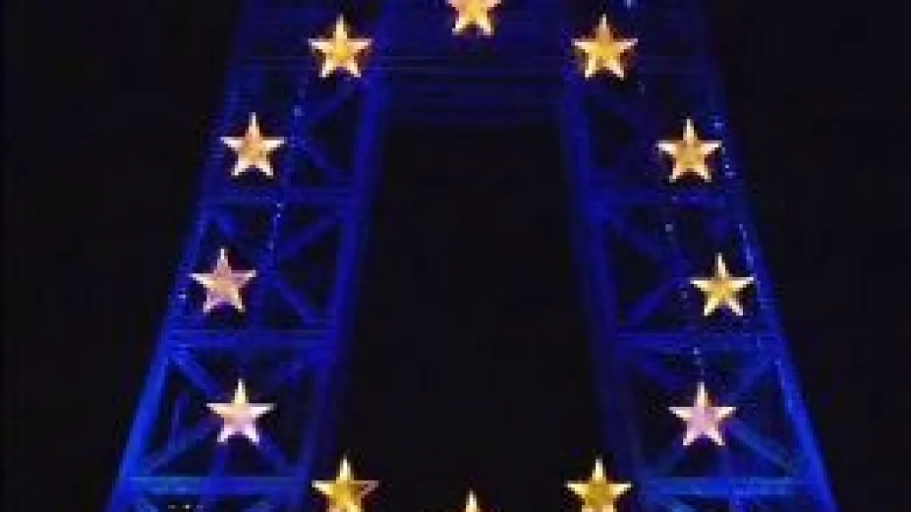 Eiffelova věž s evropskými hvězdičkami