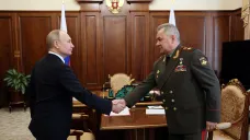 Ruský vládce Vladimir Putin a ministr obrany Sergej Šojgu