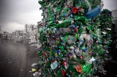 Bioplasty mohou být větší hrozbou než běžný plast. Nelze je recyklovat a nerozloží se