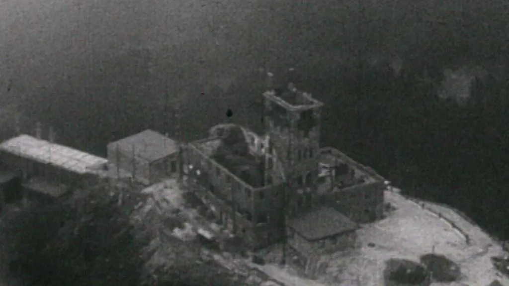 Vyhořelý ještědský hotel