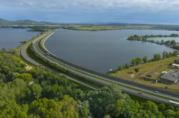 D52 překoná Novomlýnské nádrže po násypu, estakáda nebude