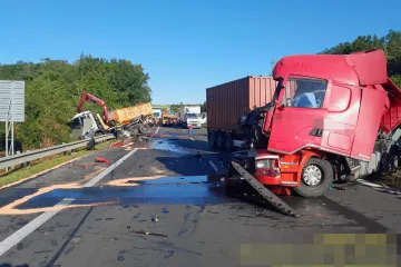 Provoz na D7 je po více než sedmi hodinách obnoven, úklid pokračuje