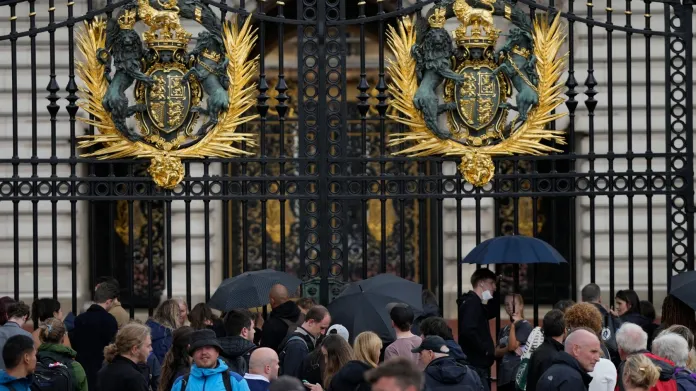 Před Buckinghamský palác přicházejí po zprávách o špatném zdravotním stavu královny Britové i turisté