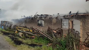 Hasiči zasahovali v Praskolesích na Berounsku u hořícího skladu pyrotechniky