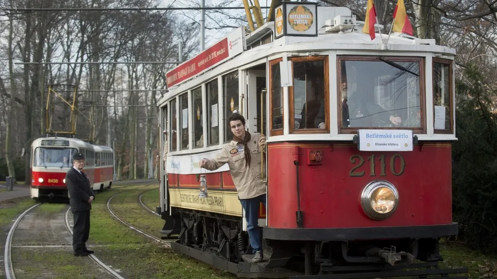 Betlémské světlo rozvážela historická tramvaj