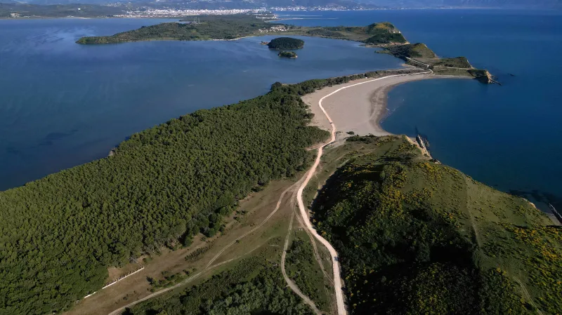 Zátoka Zvernec s chráněnou oblastí Vjosa-Narte