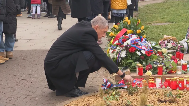 Premiér Andrej Babiš (ANO) uctil památku obětí předloňské tragédie na filozofické fakultě