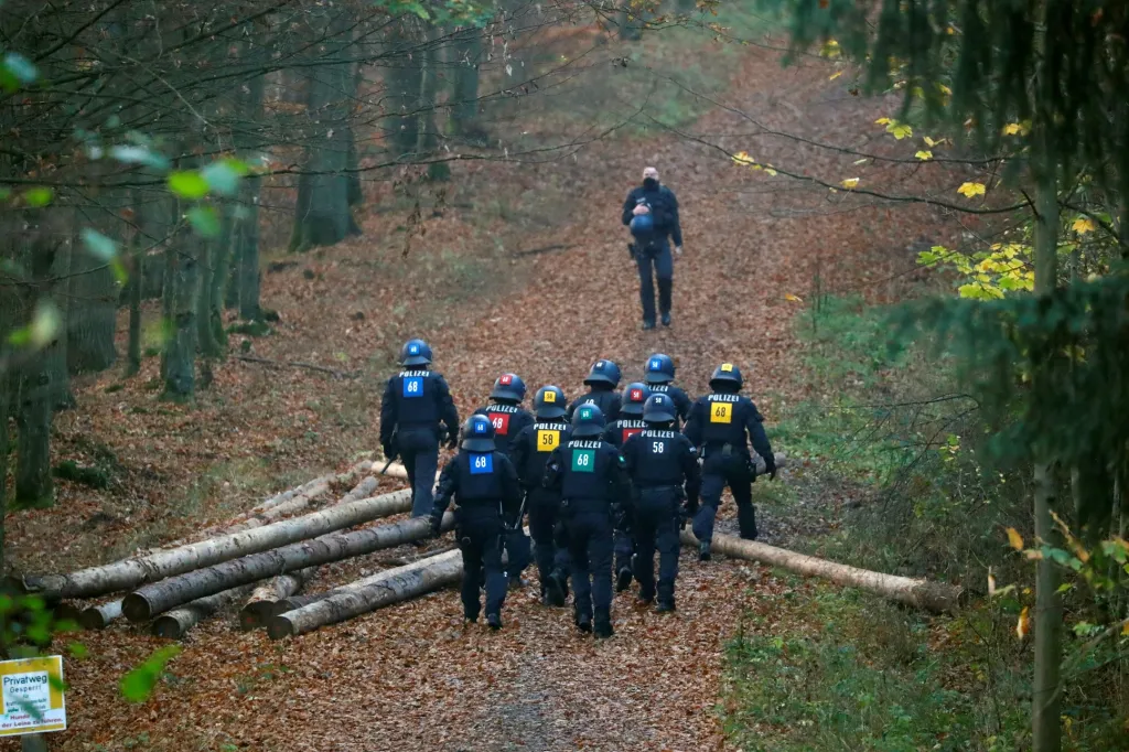 Aktivisté blokují v Německu výstavbu dálnice A49 v lese Dannenroeder