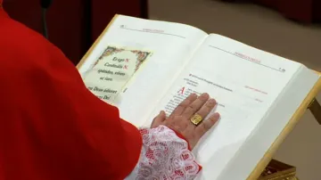 Přísaha kardinálů na evangeliář