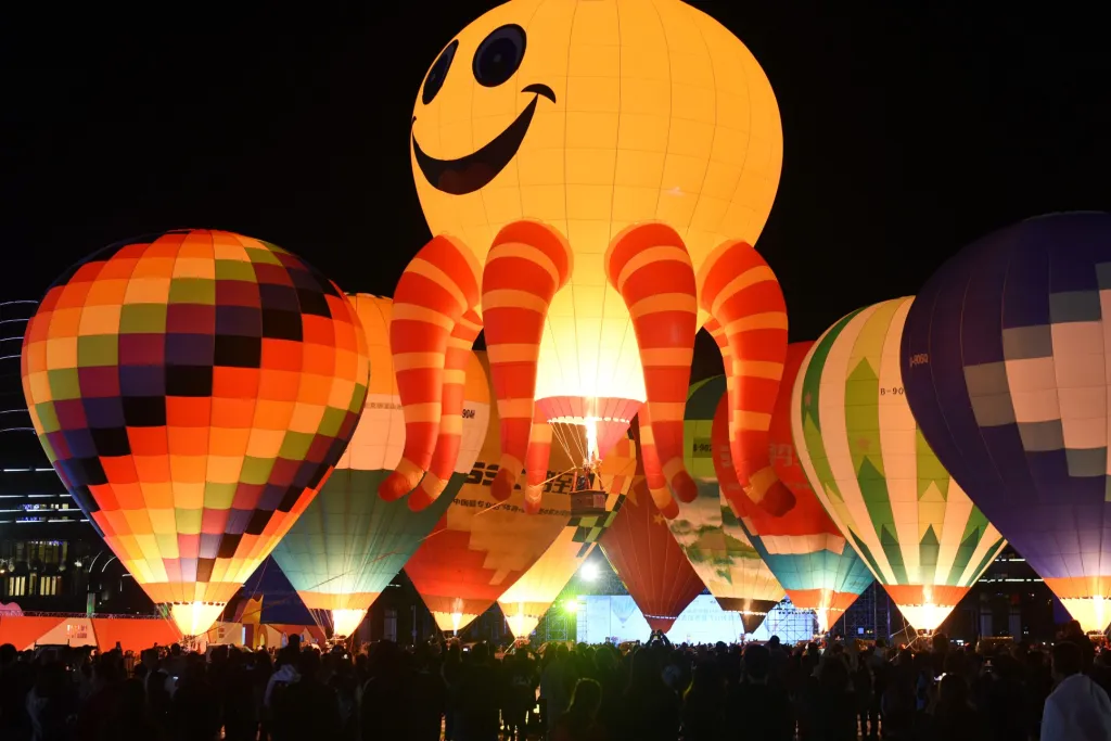 V Číně v provincii Guizhou byl zahájen festival balonového létání