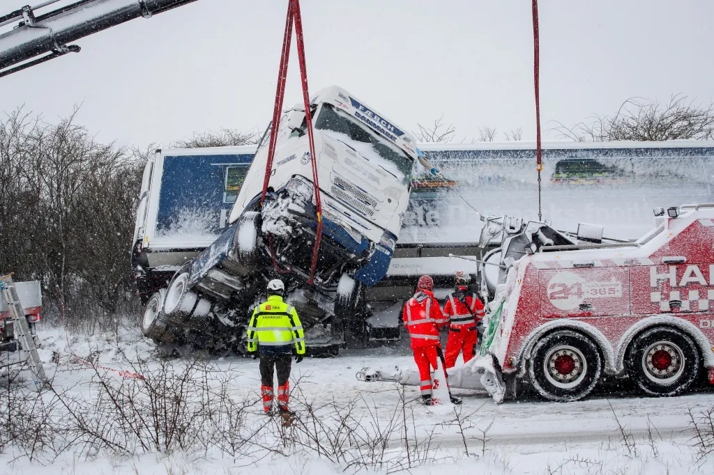 V Dánsku se kvůli sněhu převrhl nákladní vůz