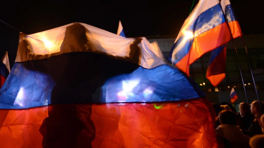 Na Krymu slaví s ruskou vlajkou